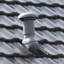 Venduct® univerzální střešní průchodka s prodlouženou krycí manžetou na velkoformátové tašky - průměr 100 mm